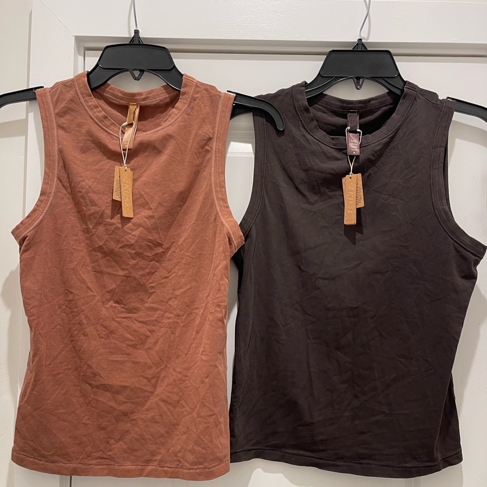 SKIMS Women Crew Neck Tank NWT Size M Outdoor Basics Drop 1 Kim Kardashian 2021